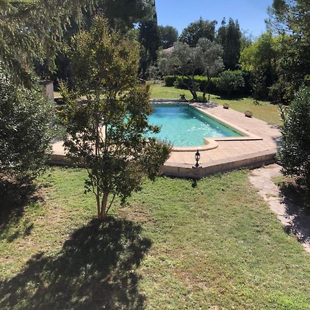 Gite En Provence Dans Grand Jardin Avec Piscine Partagee Cornillon-Confoux Exteriör bild